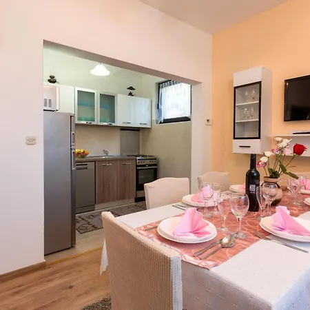 Apartment 3 Bedroom Lovely In