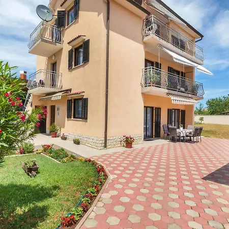 3 Bedroom Lovely In Apartment Fazana