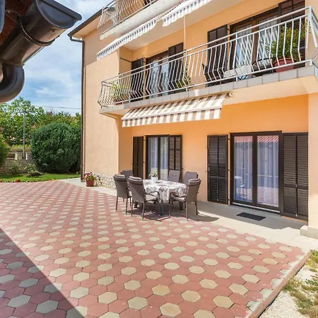 3 Bedroom Lovely In Apartment *
