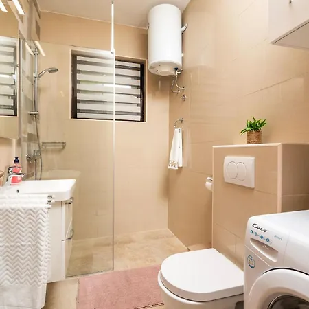 Apartment 3 Bedroom Lovely In Fazana