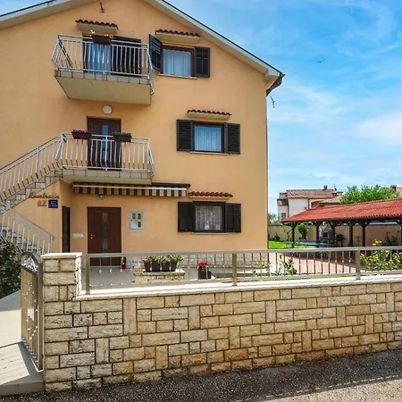 Apartment 3 Bedroom Lovely In *