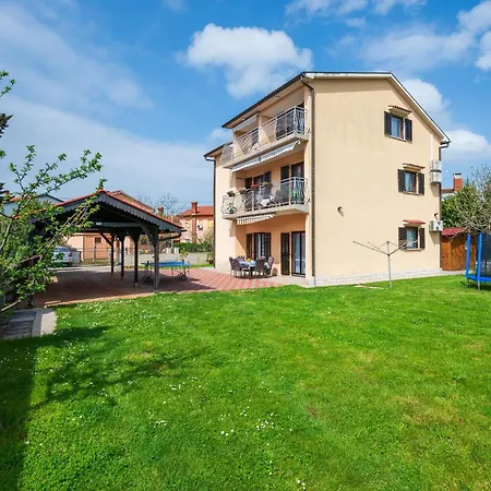 3 Bedroom Lovely In Apartment *