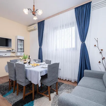 Apartment 3 Bedroom Lovely In