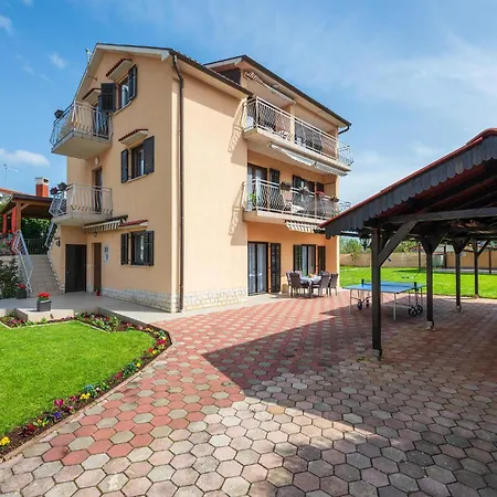 3 Bedroom Lovely In Apartment *